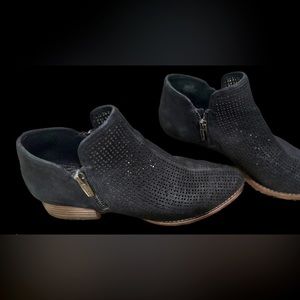 Vince Camuto Celena Perforated bootie 8.